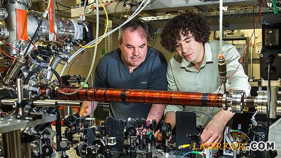 研究团队成员安德鲁-特鲁斯特科特教授（左）和罗曼-卡基莫夫博士正在利用激光改进“双缝实验”。他们发射高速氦原子，让其穿过第一道激光光栅，并测量如果第二道光栅出现的话，氦原子状态是否发生变化。