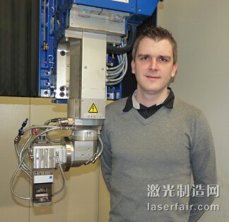 BAM德国联邦材料研究和测量研究所（德国柏林）研究员 Marcel Bachmann与激光焊接机的合影。