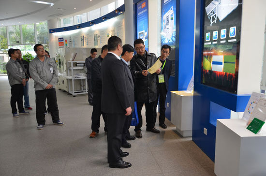 图1：王立军院士参观正业科技产品展示厅