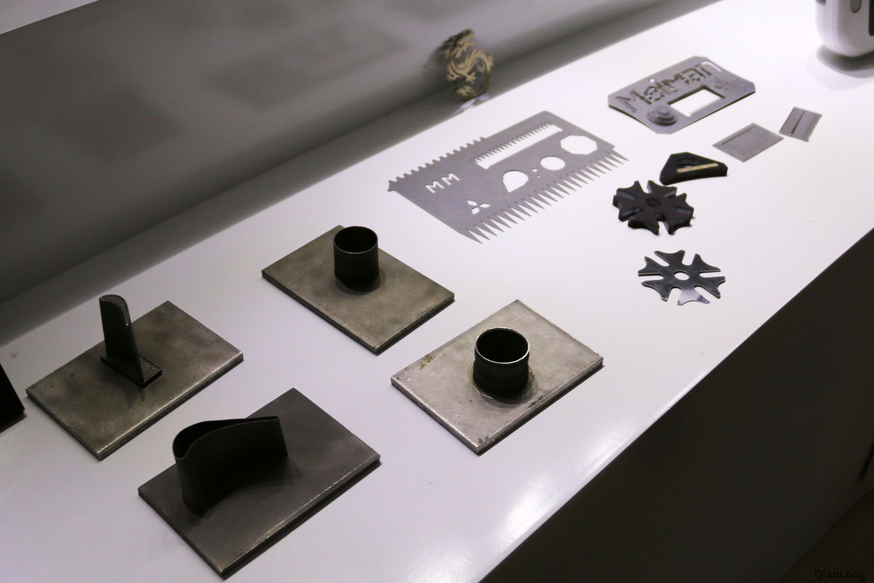 12.在西安光电所科技成果展示中心内展出的激光3D打印的成品，精度高，质量佳，应用广泛。（千龙网军事频道记者 马群 摄）