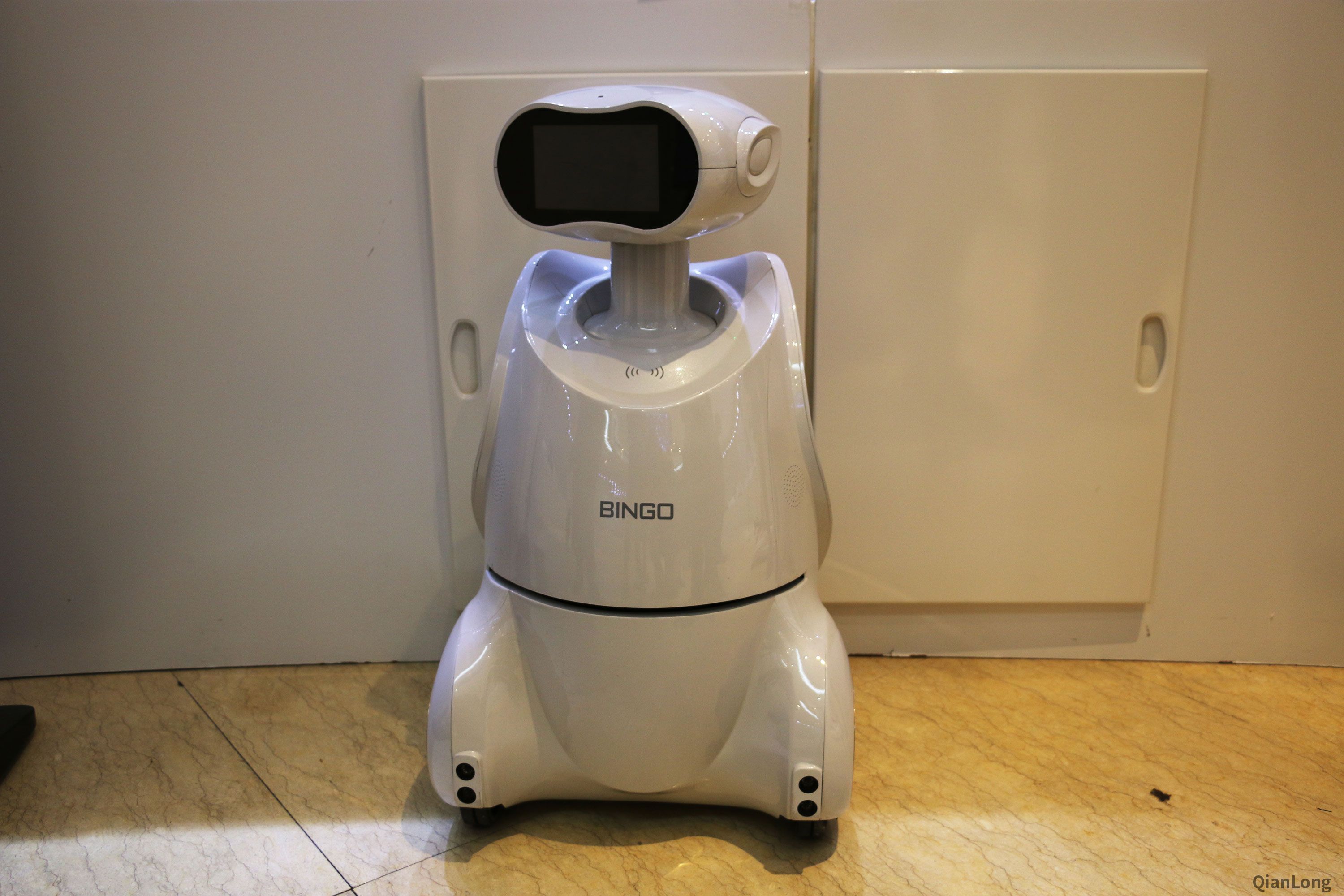 14.在西安光电所科技成果展示中心内展出的智能机器人。（千龙网军事频道记者 马群 摄）