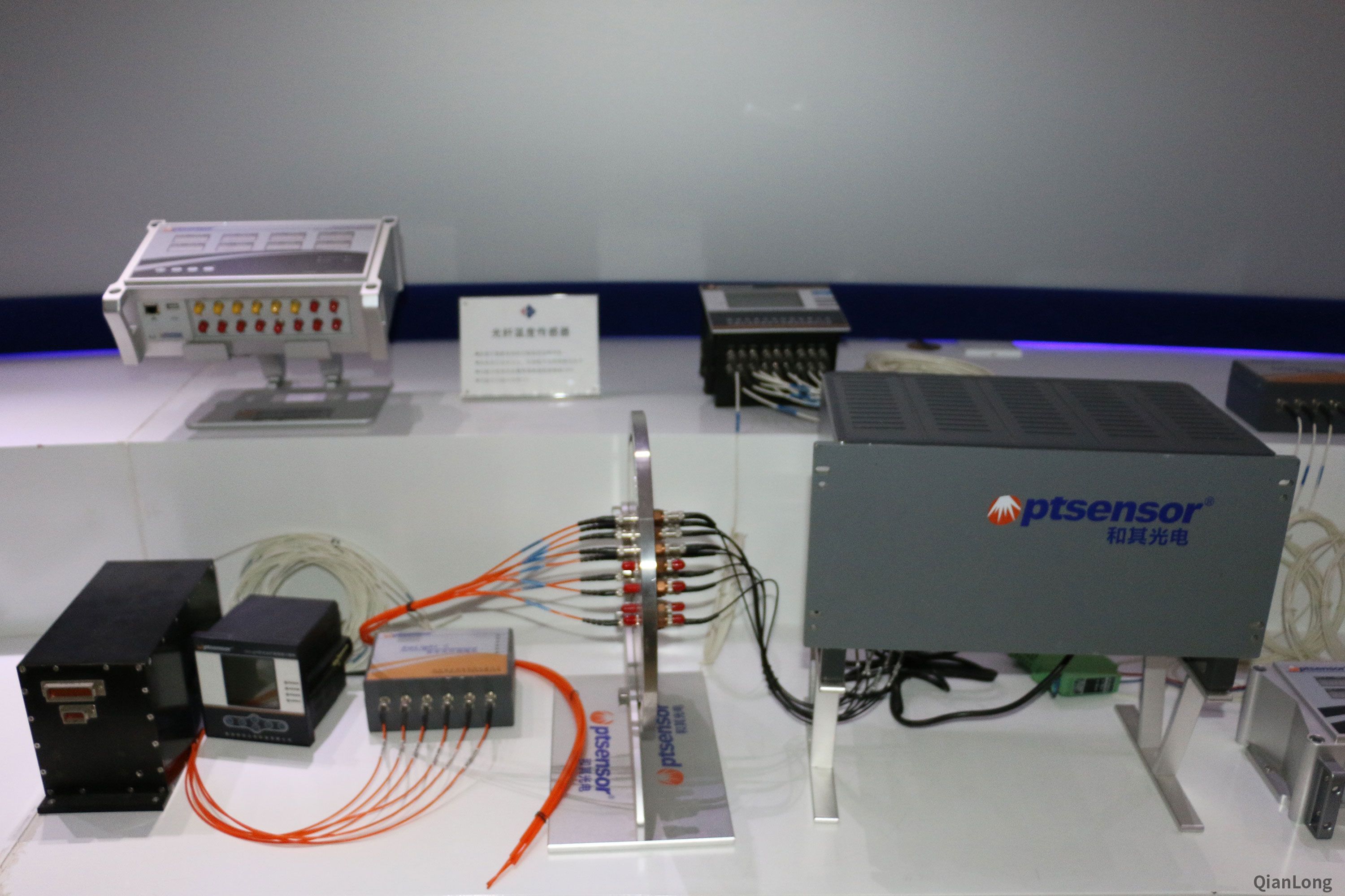 11.在西安光电所科技成果展示中心内展出的光线温度传感器。（千龙网军事频道记者 马群 摄）