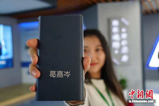 激光打印机将人名打印在了充电宝上,个性十足。 激光打印机将人名打印在了充电宝上,个性十足。
