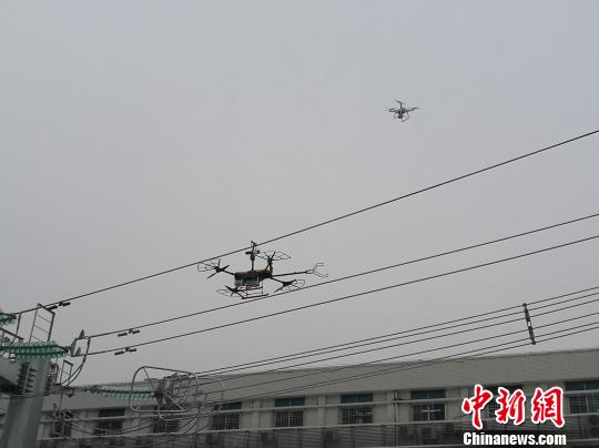 深圳：使用国内首款激光炮清障无人机清理输电线上外挂物