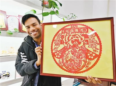 西工大一印度留学生爱上中国剪纸 用激光切割来创新