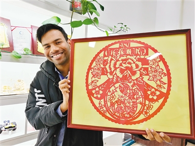 西工大一印度留学生爱上中国剪纸 用激光切割来创新 西工大一印度留学生爱上中国剪纸 用激光切割来创新