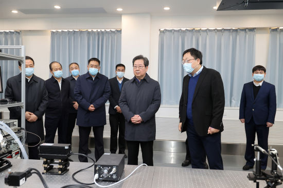 　11月14日，省委书记楼阳生到郑州大学物理学院调研激光领域仪器设备研发应用情况。(记者 董亮 蔡迅翔 摄)