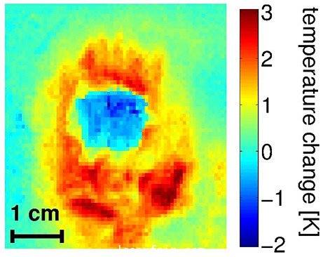  这张红外照片显示的是用激光进行冷却后的气体（蓝色）以及它四周的金属间（红色和黄色）的温度变化。在用一特种激光束进行了30秒的脉冲照射后，与它的容器相比，气体的温度下降了几度。