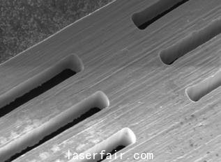 20 μm厚度银片内15 μm 宽的狭缝