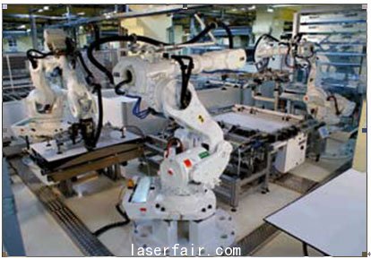 光伏组件生产线上的机器人