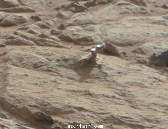 美国好奇号探测车在火星发现神秘金属物