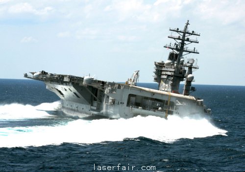 航速对于航母机动能力和海上反潜作战紧密相关。图为美军林肯号航母在海上做高速机动转弯