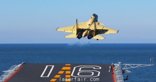 歼-15战机自辽宁舰甲板滑跃起飞，相信未来国产航母将采用弹射器