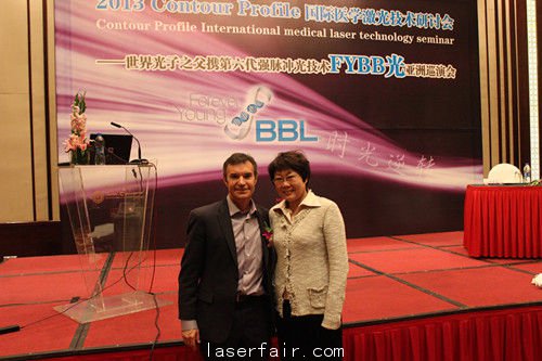 一美天成陈芙莉院长与美国专家Patrick Bitter.Jr合影