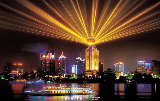 楚天都市报讯 图为：泛亚光电创意设计的《鸾凤和鸣》滨水激光水秀