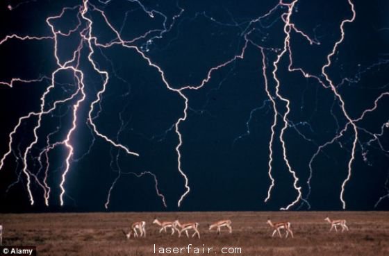 非洲的雷雨天气：研究人员借助这项技术，通过向云团里发射激光，就能人工降雨，或者是根据指令创造雷雨交加的环境