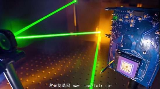 这款相机利用激光能够拍摄到视野外的物体