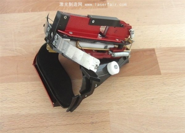 牛人自制腕带式半自动激光手弩