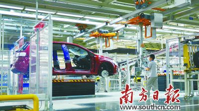 一汽大众佛山工厂在某些钢板连接处应用拉链式的激光焊接工艺，融合后俨然是一整块钢板。卢奕诚