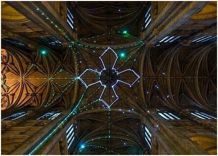 巴黎教堂借激光技术打造穹顶表演画面吸引游客