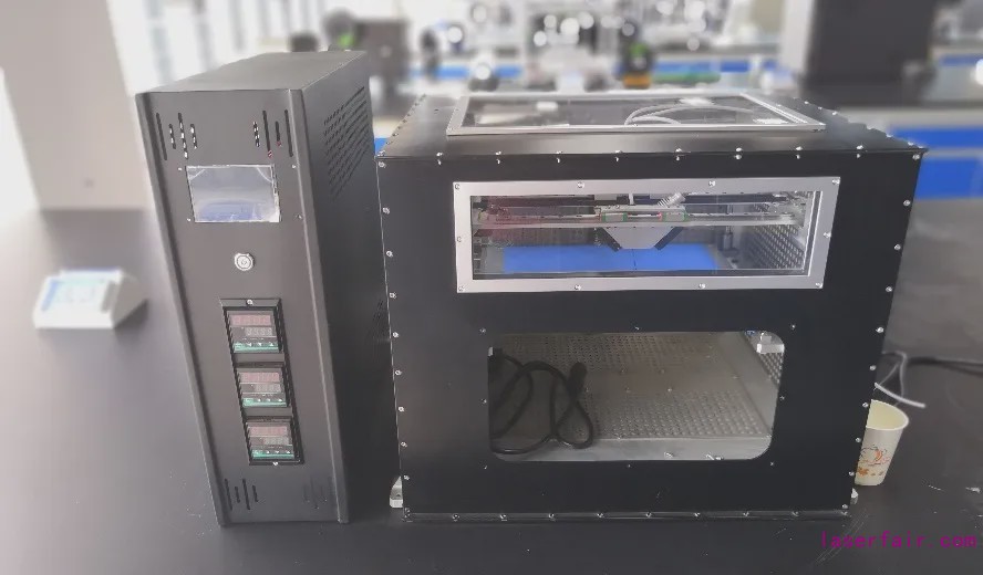 西安交通大学研发团队开发的连续纤维增强复合材料太空3D打印地面验证原理样机
