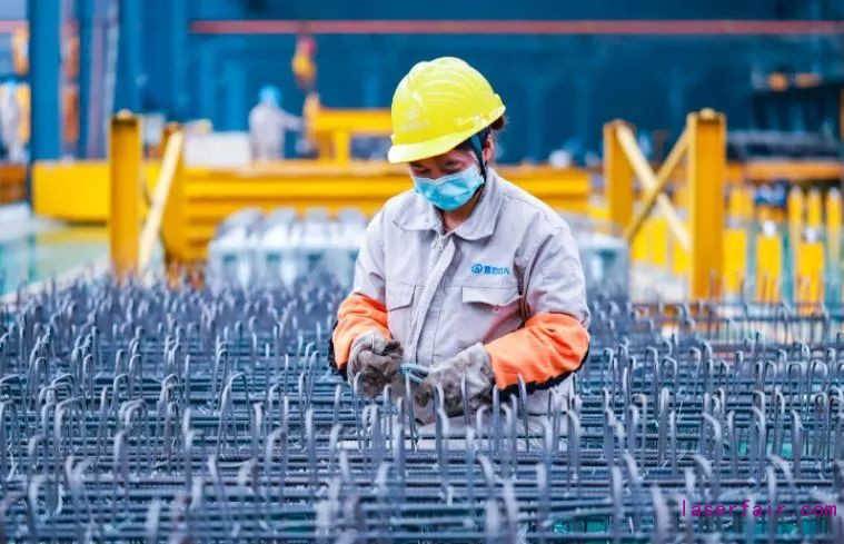 2020年3月17日，位于江苏省徐州市睢宁县经济开发区的江苏天虹智能纺织员工在生产线上工作。（洪星）图片来源：中经视觉