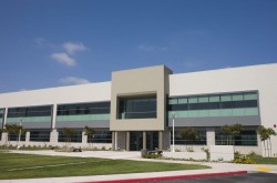 光纤制造巨头揽获60亿美元定单，能否缓解AI数据中心“光纤荒”？